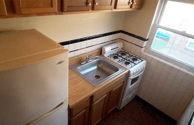 Building Photo - 948 Ludlow Ave Unit 948-05