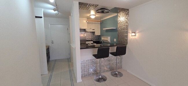 Building Photo - 288 Whitmore St Unit 211