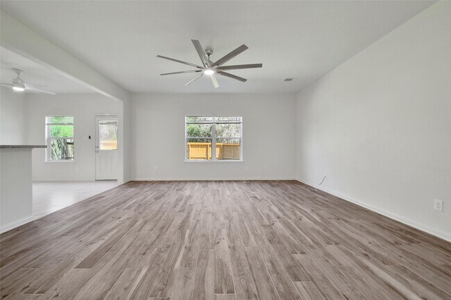 Photo - 305 Crooked Pine Court