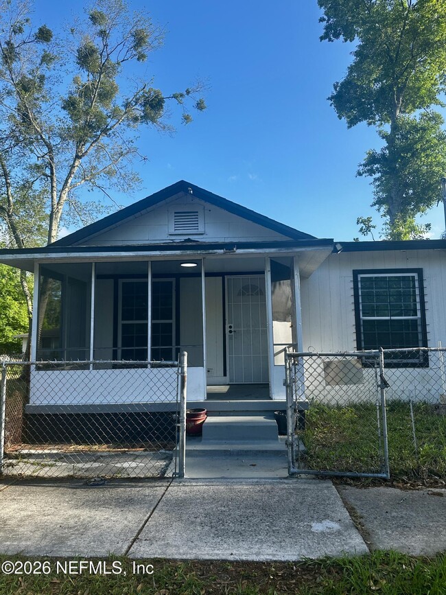Building Photo - 1640 W 4th St