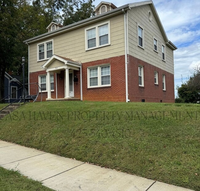Building Photo - Charming 2 Bed 1 Bath in the Tree Streets! Unit 2