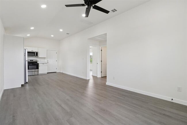 Photo - 1087 Schubert Ln