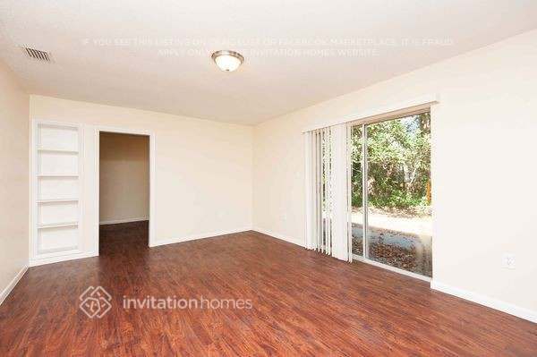 Building Photo - 984 Oak Dr