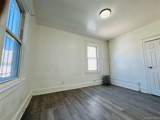 Building Photo - 27-24 Gillmore St Rental