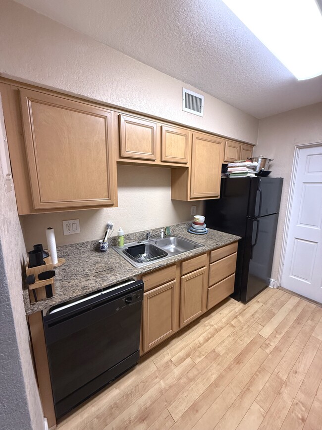 Photo - 225 E New Hampshire St