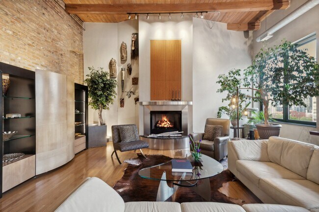 Photo - 525 W Superior St Unit 626