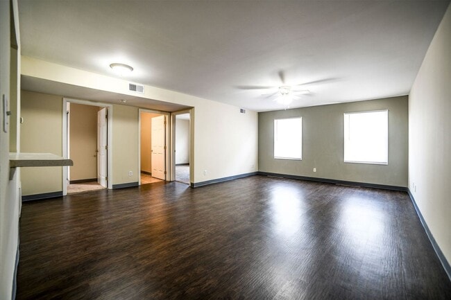 Building Photo - 2 bed/ 1 bath LaGrange, KY Unit 152-1