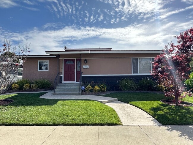 Building Photo - Spacious 4BD/2BA Two-Story Home with Yard, Fireplace & Parking in The Plaza