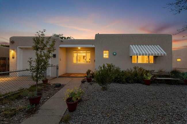 Building Photo - UPTOWN 2/bd 1/ba 1/cg 950/sf
