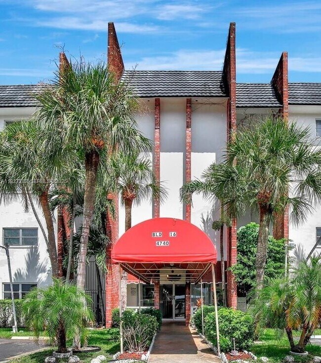 Building Photo - 4740 NW 21st St Unit 4P