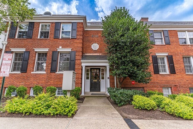 Building Photo - Comfy Condo in Old Town North Alexandria