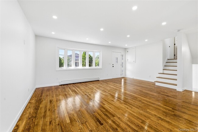 Photo - 561 Woodbury Rd