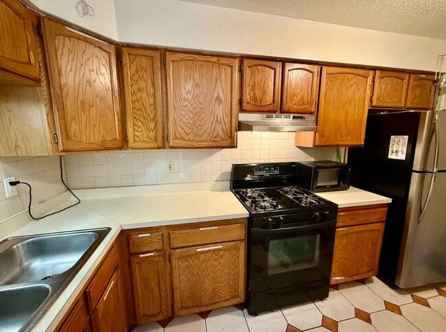 Photo - 539 Fox St Unit QUEENS SIZED ROOM