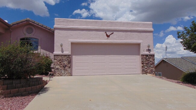 Building Photo - 1065 Longview Dr