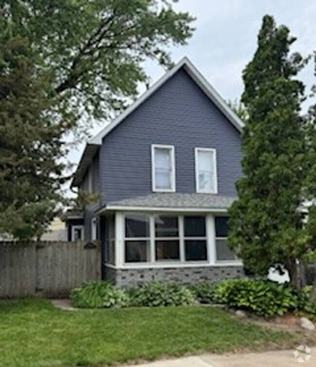 Building Photo - 3 Bedroom / 1 Bathroom 2 Story Home Availa...