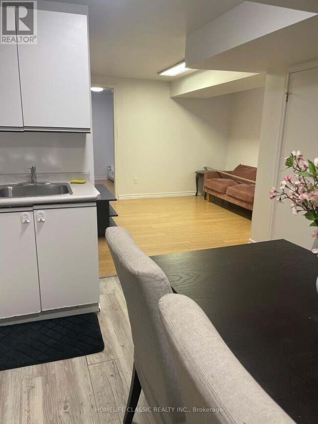 Photo - 102 Church St S