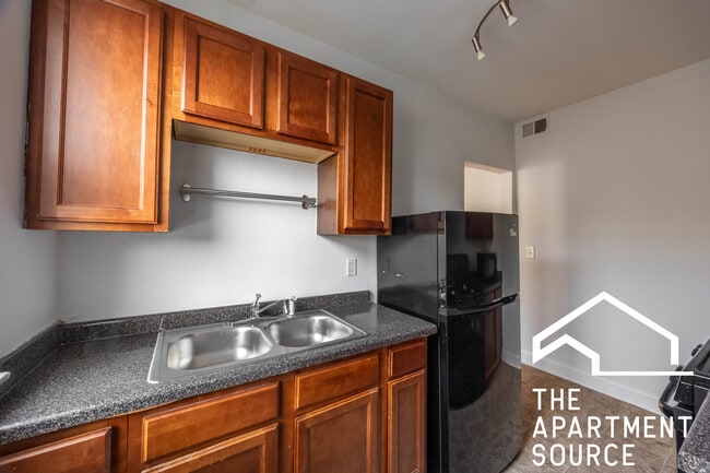 Building Photo - 2004 W Jarvis Ave Unit 3