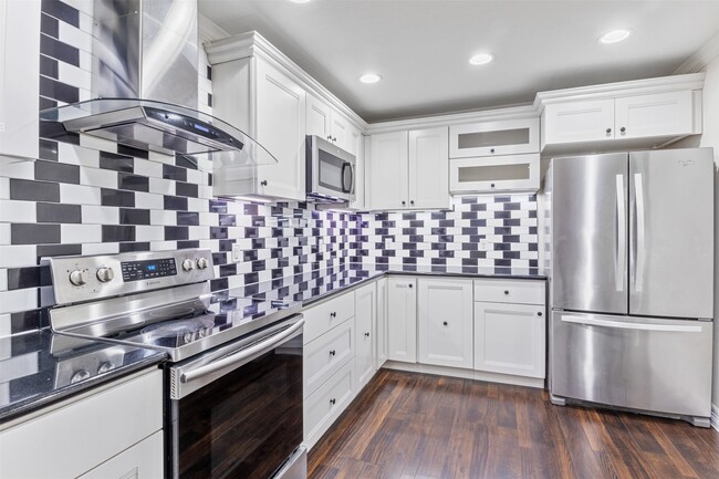 Building Photo - 1918 Crestdale Dr