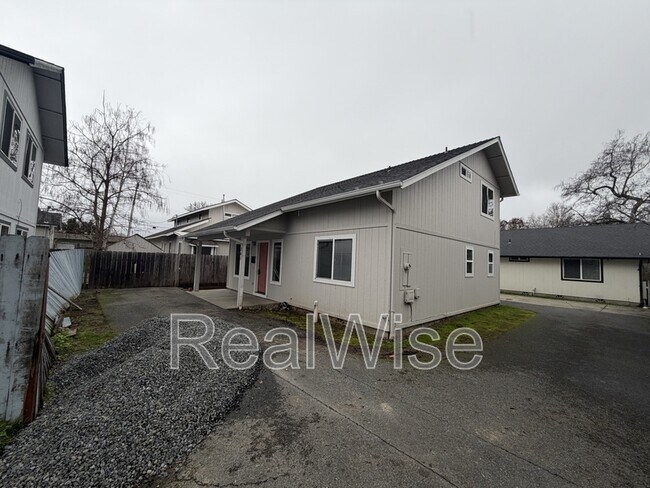 Photo - 241 NE School St