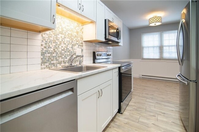 Building Photo - 23 Bullocks Point Ave Unit 4A