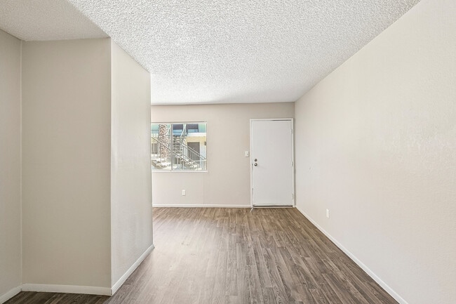 7-web-or-mls-N 23rd Ave-S0307-007 - Deer Valley Village Apartments