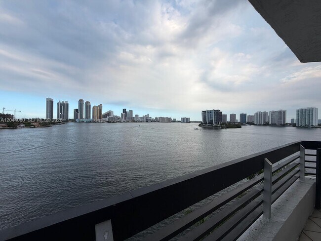 3600 Mystic Pointe Dr Unit 718