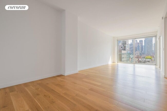 Photo - 547 W 47th St