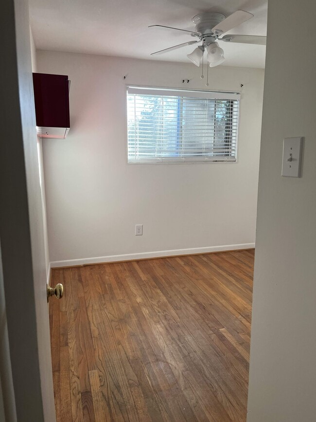 Building Photo - 10518 Weymouth St Unit #103