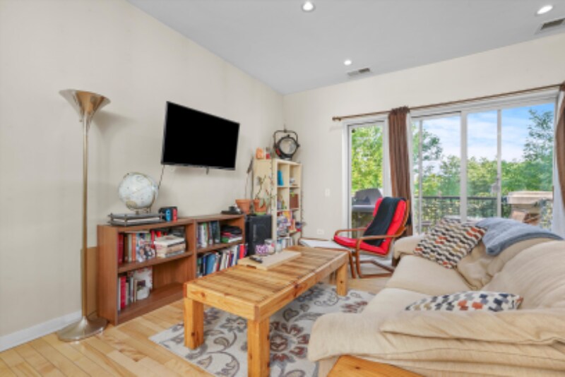 Photo - 1112 W Washburne Ave Unit 301