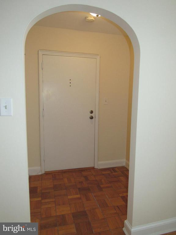 Building Photo - 26 S Old Glebe Rd Unit 201