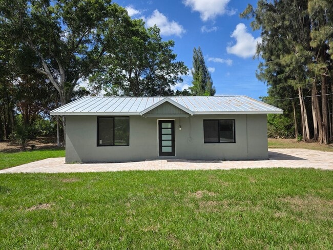 Building Photo - 100% Remodeled 2 bedroom 1.5 bath ANNUAL RENTAL