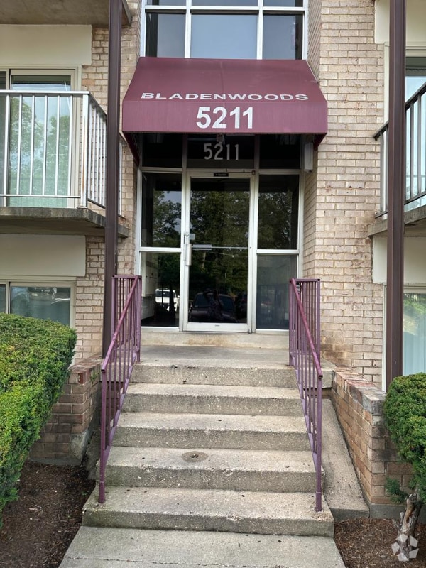 Building Photo - 5211 Newton St Rental