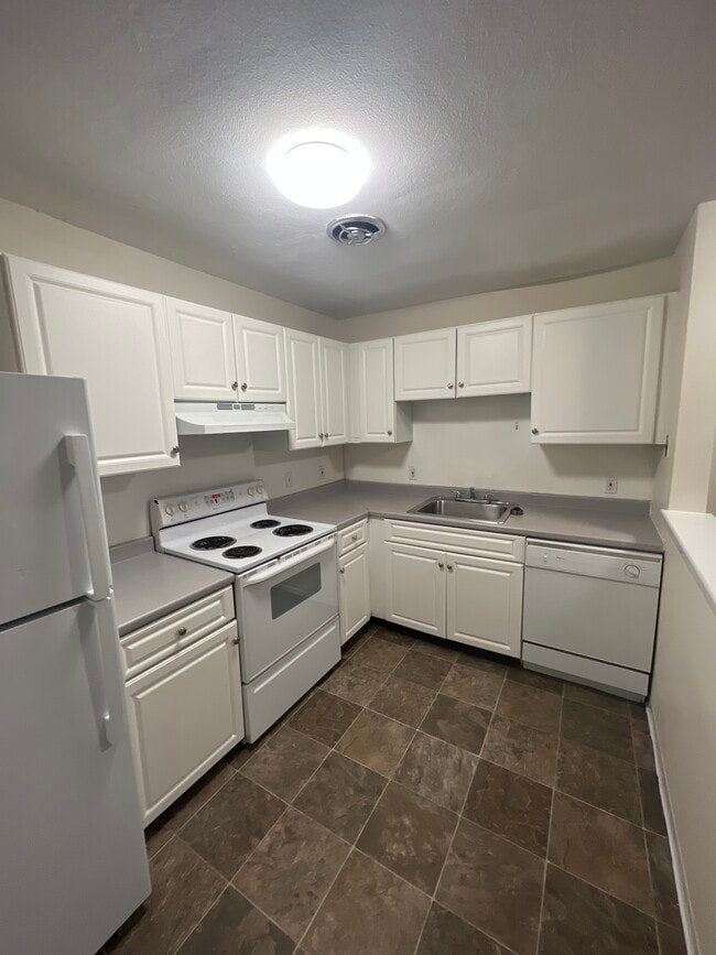 Photo - 14 Riverside St