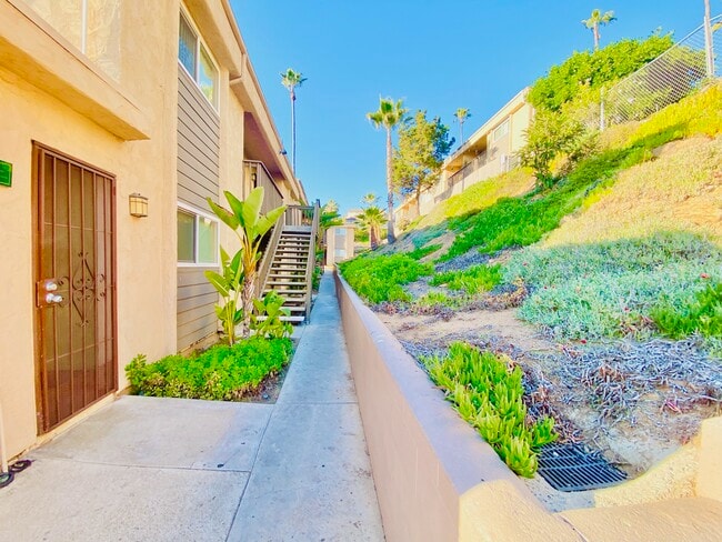 LOWER BUILDING - La Mesa Highview Apartments