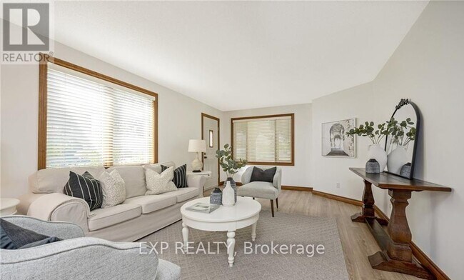 Photo - 71 Bronte St. S