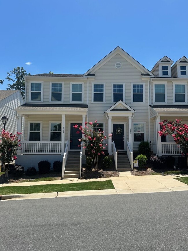Two-Bedroom Townhome Near Main Street Moor... - Two-Bedroom Townhome Near Main Street Moor...