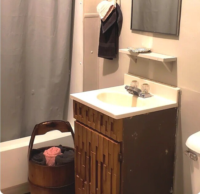 Bathroom - 942 E 3rd St Unit B