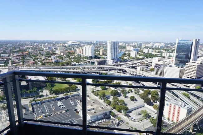 Building Photo - 90 SW 3rd St Unit 3505