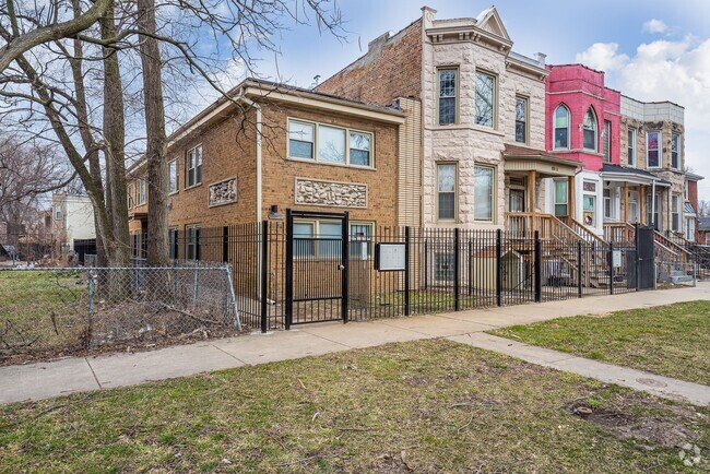 Building Photo - 6612 S St Lawrence Ave Unit 6612-1E Rental