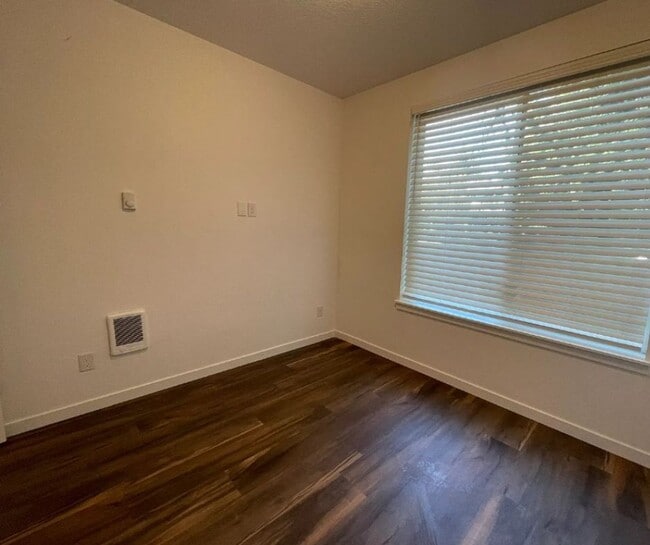 Photo - 4388B N Gantenbein Ave Unidad 4388 B