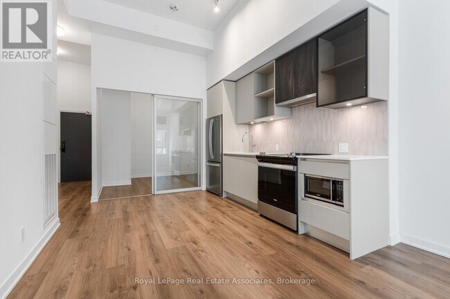 Photo - 405 Dundas St W Unit 114