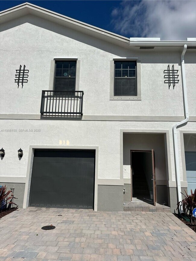 Building Photo - 815 SW 11th Wy