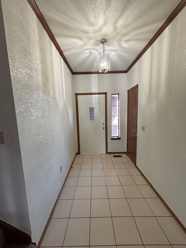 Photo - 3br 2.5ba on Surrey Hills Golf Course!!