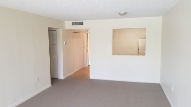 Building Photo - 10425 SW 112th Ave Unit 204