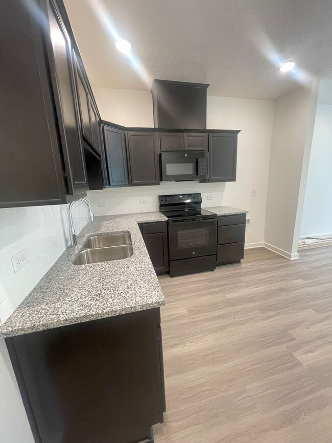 Photo - 1612 W 5th St