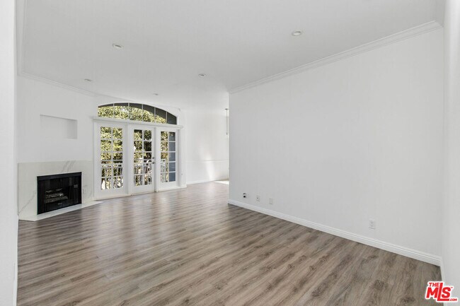 Building Photo - 9800 Vidor Dr Unit 303