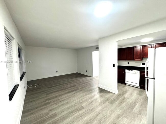 Building Photo - 1525 NE 135th St Unit 03