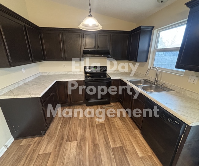 Photo - 8605 W 15th St N