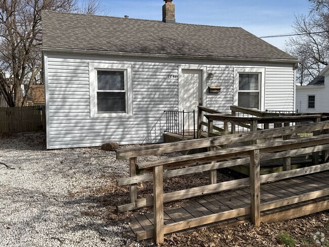 Building Photo - 2 Bedroom 1 Bath House $895! Central Heat ...