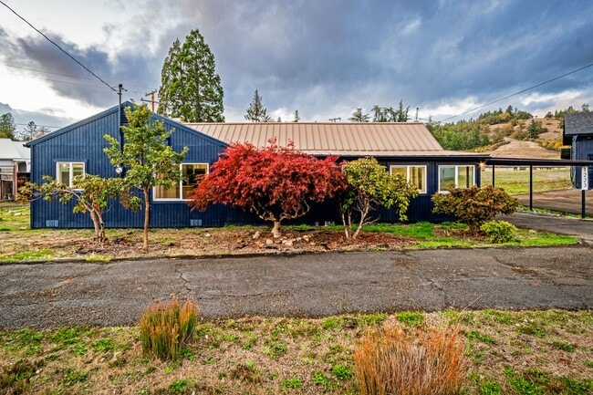 Building Photo - Fully Remodeled 3 Bedroom Home in Historic...